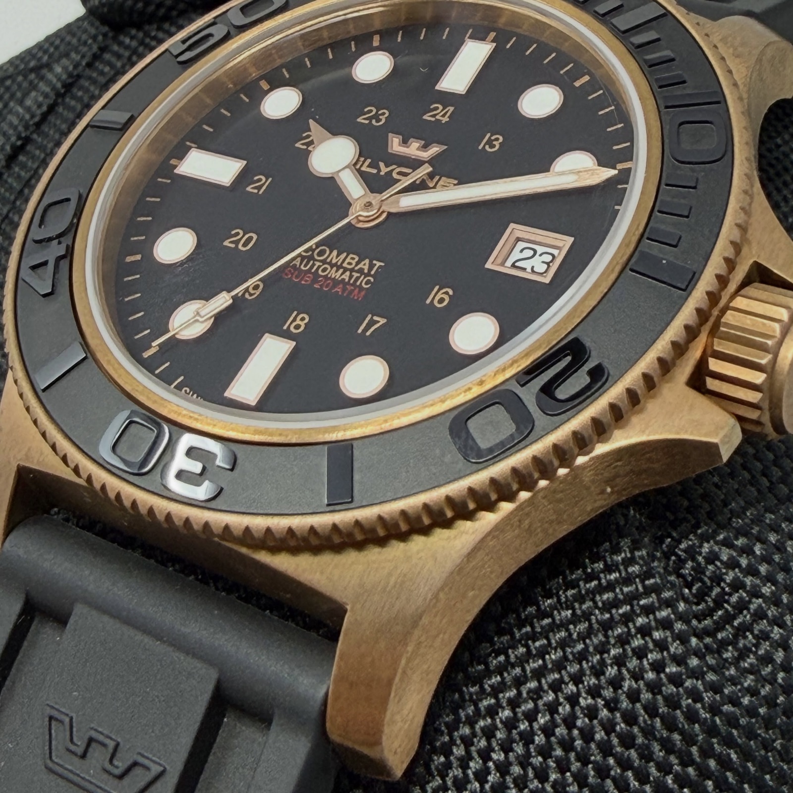 Close view of the black ceramic bezel, bronze case and dial, official Glycine announcement image