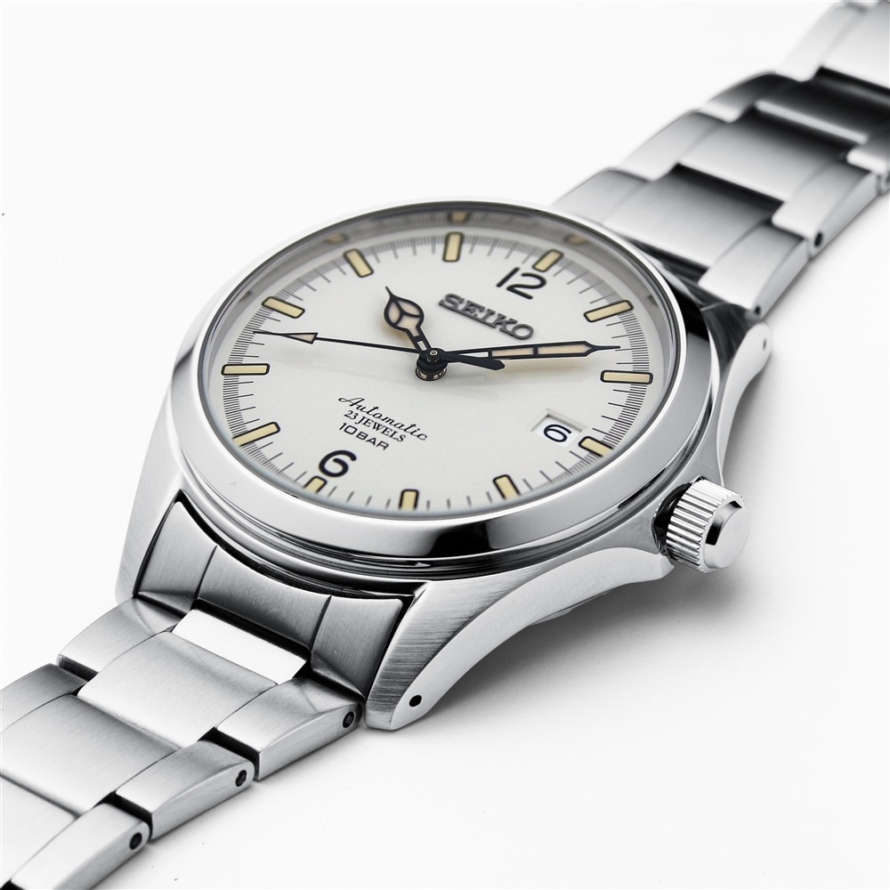 Close-up of the dial, hands, cream-coloured markers and case finishing